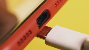 Cep telefonu. Cep telefonu için şarj cihazı.