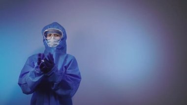 Virüs. Virüse karşı koruyucu giysi giyen bir doktor Dünya gezegeni şeklinde bir top fırlatıyor..