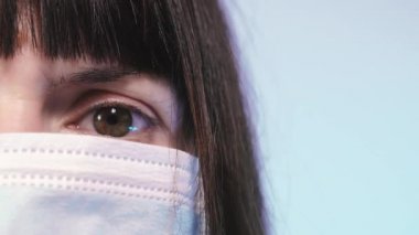 Tıbbi maske. Tıbbi maskeli bir kız kendini virüsten korur..