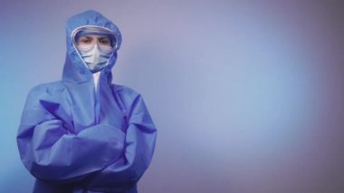 Virüs. Bir doktor virüse karşı koruyucu bir tıbbi giysinin içinde duruyor..