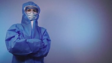 Virüs. Bir doktor virüse karşı koruyucu bir tıbbi giysinin içinde duruyor..