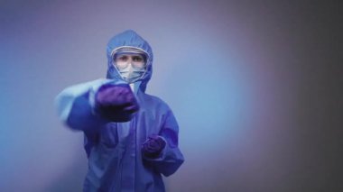 Virüs. Doktor virüse karşı koruyucu giysiyle havayı yumrukluyor..