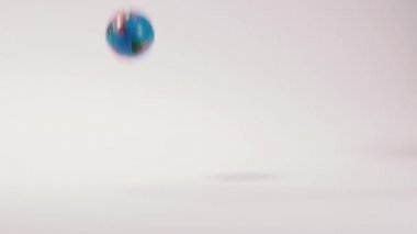 Dünya küresi. Dünya küresi yumuşak bir top şeklinde..