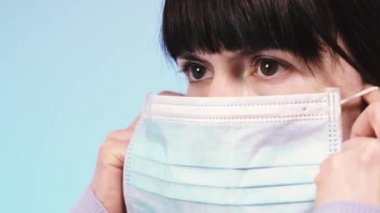 Tıbbi maske. Tıbbi maskeli bir kız kendini virüsten korur..