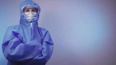 Virüs. Bir doktor virüse karşı koruyucu bir tıbbi giysinin içinde duruyor..