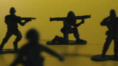 Oyuncak askerler. Oyuncak yeşil askerler silahlı.