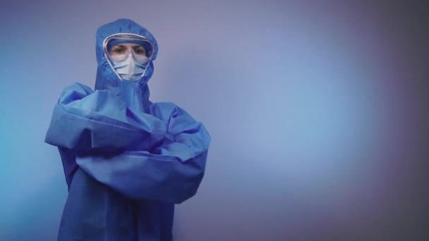 Virus Ein Arzt Steht Einem Medizinischen Schutzanzug Gegen Das Virus — Stockvideo