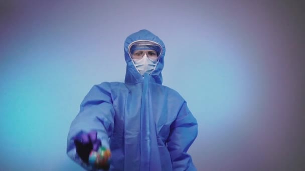 Virus Medic Într Costum Medical Protecție Împotriva Virusului Aruncă Minge — Videoclip de stoc