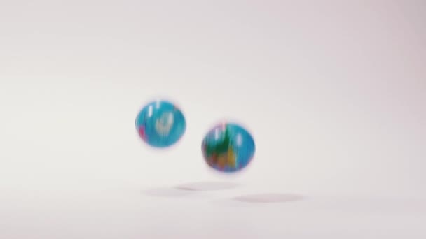 globe terrestre. globe terrestre sous la forme d'une balle molle .