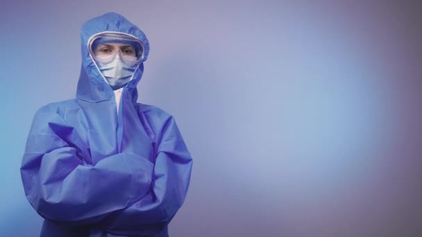 Virüs Bir Doktor Virüse Karşı Koruyucu Bir Tıbbi Giysinin Içinde — Stok video