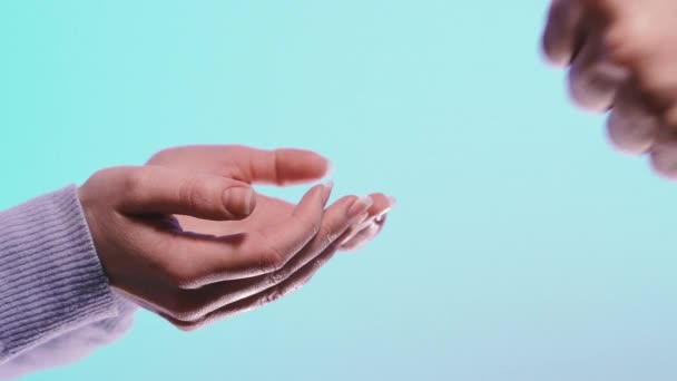 Disinfezione Delle Mani Donna Disinfetta Mani Con Uno Spray Antisettico — Video Stock