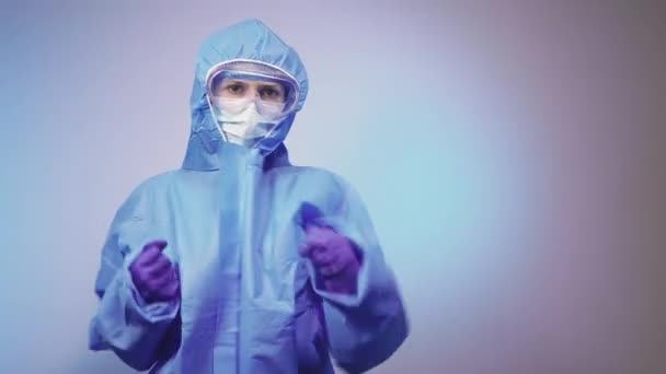 Virus Der Arzt Schlägt Die Luft Einem Schutzanzug Gegen Das — Stockvideo