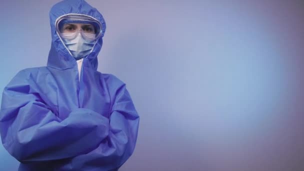 Virus Läkare Står Skyddsdräkt Mot Viruset — Stockvideo
