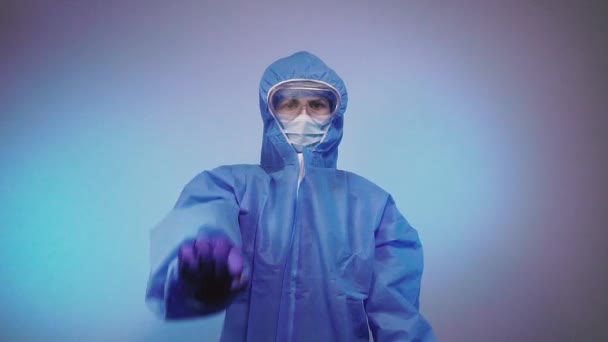 Virus Ein Arzt Schutzanzug Gegen Das Virus Hält Eine Tablette — Stockvideo
