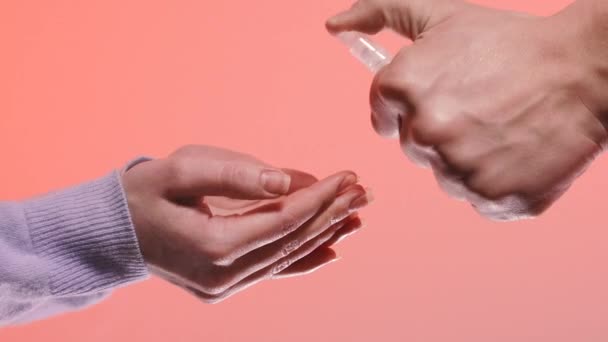 Απολύμανση Χεριών Γυναίκα Απολυμαίνει Χέρια Της Αντισηπτικό Σπρέι Κατά Του — Αρχείο Βίντεο