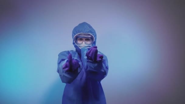 바이러스 의사는 바이러스에 보호용 양복을 공기를 불어넣는다 — 비디오