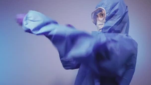 Virus Läkaren Slår Luften Skyddsdräkt Mot Viruset — Stockvideo