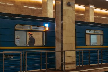 KYIV, UKRAINE - 17 Mart. 2020 yılı. Kiev metrosunun karantinaya alınması. Virüs için tıbbi maskeli bir metro çalışanı..