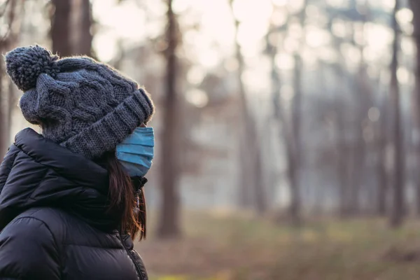 Virus Una Mujer Con Una Máscara Protectora Protege Del Coronavirus — Foto de Stock