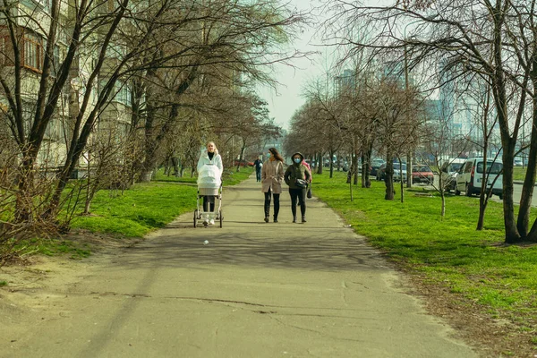 Kyiv Ukraine 3月19日 2020年 Covid 19ウイルスによるキエフ市内の隔離 人々は隔離中に街を歩き回っています — ストック写真