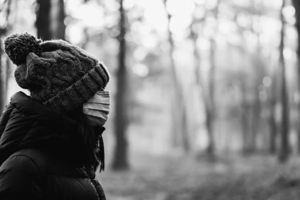 Virus Žena Ochranné Masce Chrání Před Koronavirem — Stock fotografie