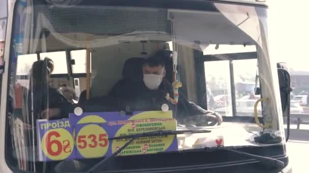 Kyiv Ukraine 3月19日 2020年 Covid 19ウイルスによるキエフ市内の隔離 ウイルスに対する保護マスクのミニバスドライバー — ストック動画