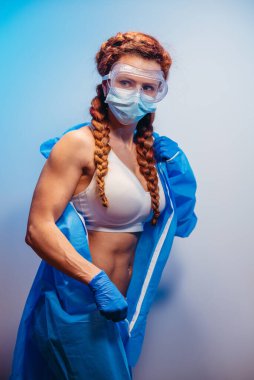 Virüs. Bir kadın antiviral tıbbi kıyafet giyiyor..