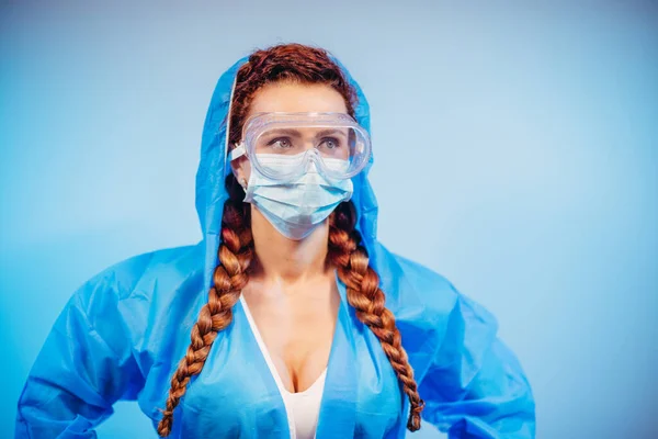 防毒服戴安全眼镜 戴医疗面具 穿防毒服的妇女 — 图库照片