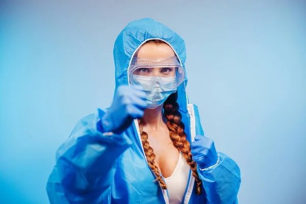 Вирус Женщина Защитном Антивирусном Костюме Поднимает Кулаки Воздух — стоковое фото