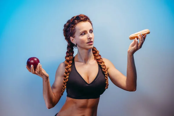 Régime Alimentaire Sport Fille Tient Une Pomme Gâteau Dans Main — Photo