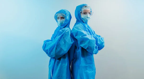 Вирус Две Женщины Защитном Антивирусе — стоковое фото