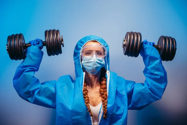 Vírus Uma Mulher Terno Médico Faz Exercícios Com Halteres — Fotografia de Stock