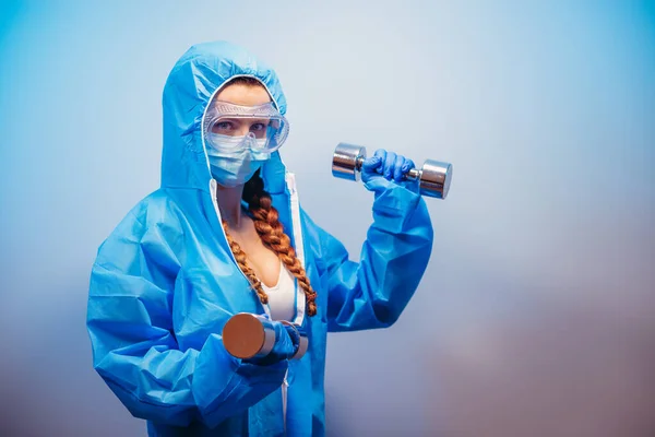 Virüs Takım Elbiseli Bir Kadın Halterle Egzersiz Yapıyor — Stok fotoğraf