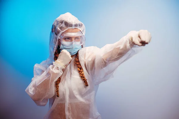 Een Virus Een Vrouw Een Beschermende Virus Pak Vuisten Lucht — Stockfoto