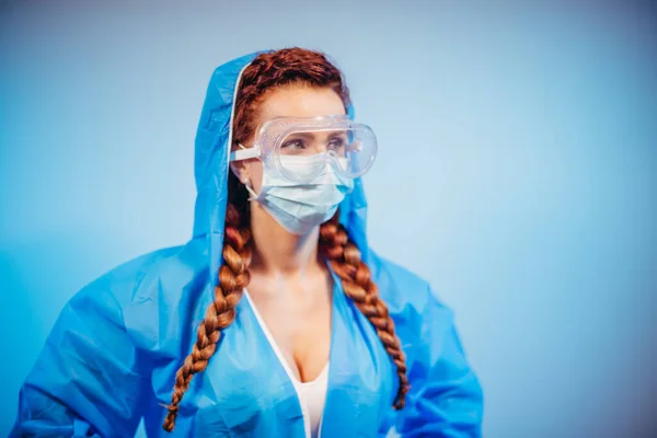 Antivirus Kostüm Frau Mit Schutzbrille Medizinischer Maske Und Antivirus Anzug — Stockfoto