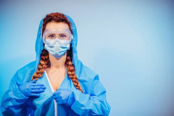 Costume Antivirus Donna Con Occhiali Sicurezza Maschera Medica Tuta Antivirus — Foto Stock