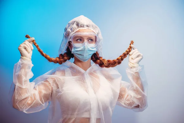 ウイルスだ 医療用マスクと眼鏡の透明な医療用スーツの女性 — ストック写真