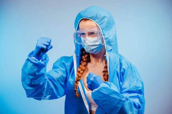 Virus Eine Frau Virus Schutzanzug Reckt Die Fäuste Die Luft — Stockfoto