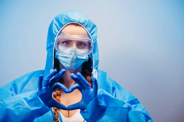 Virus Frau Schutzanzug Macht Mit Den Händen Eine Herzgeste — Stockfoto