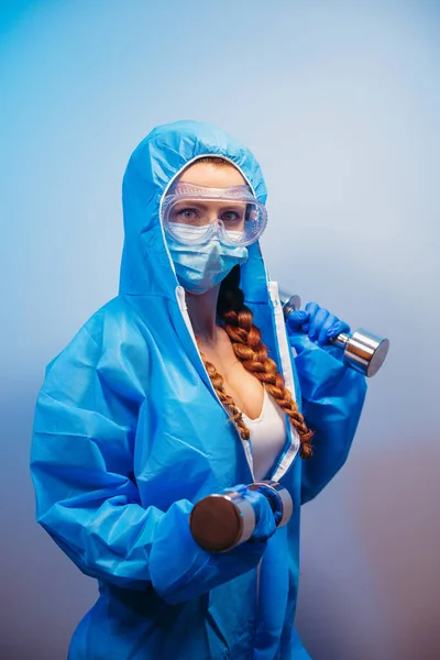 Een Virus Een Vrouw Een Medisch Pak Doet Oefeningen Met — Stockfoto