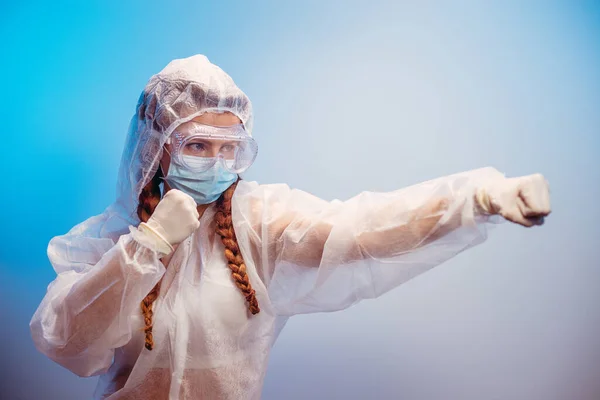 Virus Žena Ochranném Antivirovém Obleku Pěsti Vzduchu — Stock fotografie