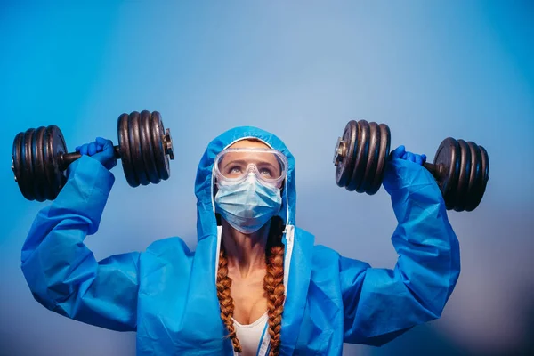 Virus Žena Lékařském Obleku Cvičí Činkou — Stock fotografie