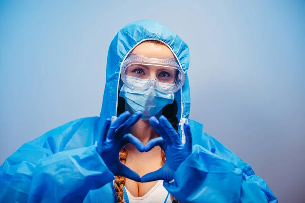 Virus Frau Schutzanzug Macht Mit Den Händen Eine Herzgeste — Stockfoto