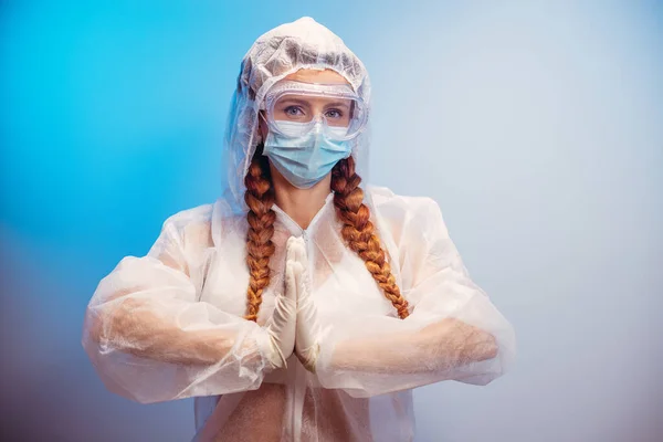 Virüs Tıbbi Maske Gözlük Takmış Şeffaf Tıbbi Kıyafetli Bir Kadın — Stok fotoğraf