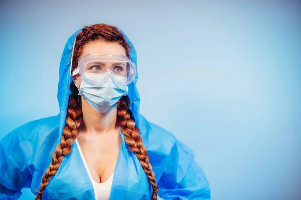 Antivirusdräkt Kvinna Skyddsglasögon Medicinsk Mask Och Antivirusdräkt — Stockfoto