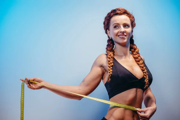 Dieta Menina Atlética Mede Sua Cintura — Fotografia de Stock