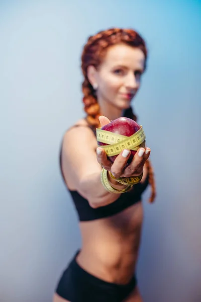 食事よ スポーツ少女はリンゴを手に持っている — ストック写真