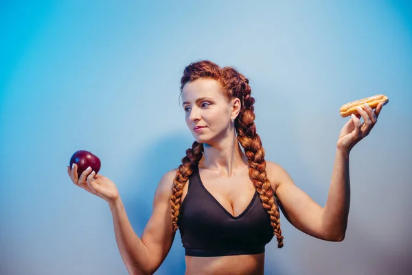 Dieta Sport Ragazza Tiene Una Mela Una Torta Mano — Foto Stock