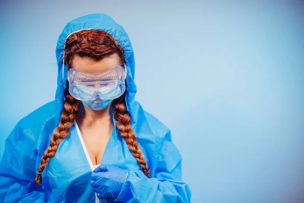 Costume Antivirus Donna Con Occhiali Sicurezza Maschera Medica Tuta Antivirus — Foto Stock