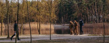 KYIV, UKRAINE - 28 Mart. 2020 yılı. COVID-19 virüsü yüzünden Kiev şehrinde karantina var. Koronavirüs salgını sırasında polis parkları sürüyor..